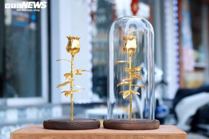 Gift market bursting ahead of International Women’s Day ảnh 7 A gold plated rose is valued at VND3 million.