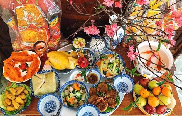 Worship of Kitchen Gods - beautiful custom of Tet ảnh 1 Offerings to the Land Genie and Kitchen Gods on the 23rd day of the 12th lunar month (Photo: laodong.vn)