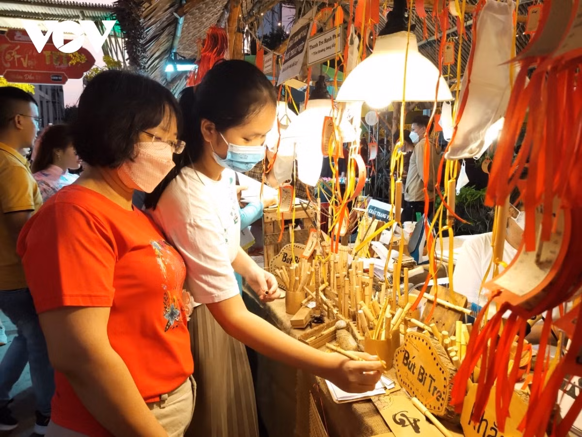 Lunar New Year Festival kicks off in HCM City ảnh 1 Traditional craft booths attract large numbers of young people at the festival.
