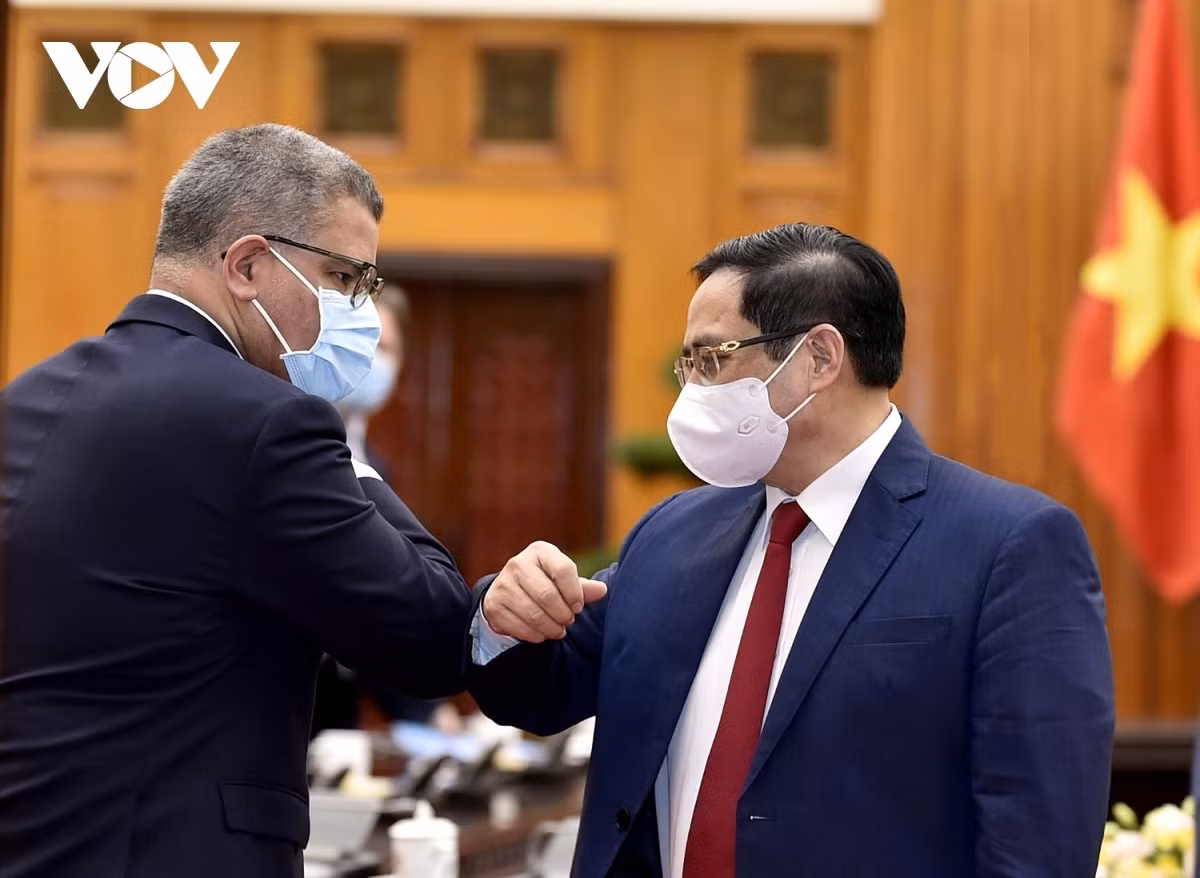 PM Pham Minh Chinh welcomes COP26 President Alok Sharma in Hanoi on May 28.