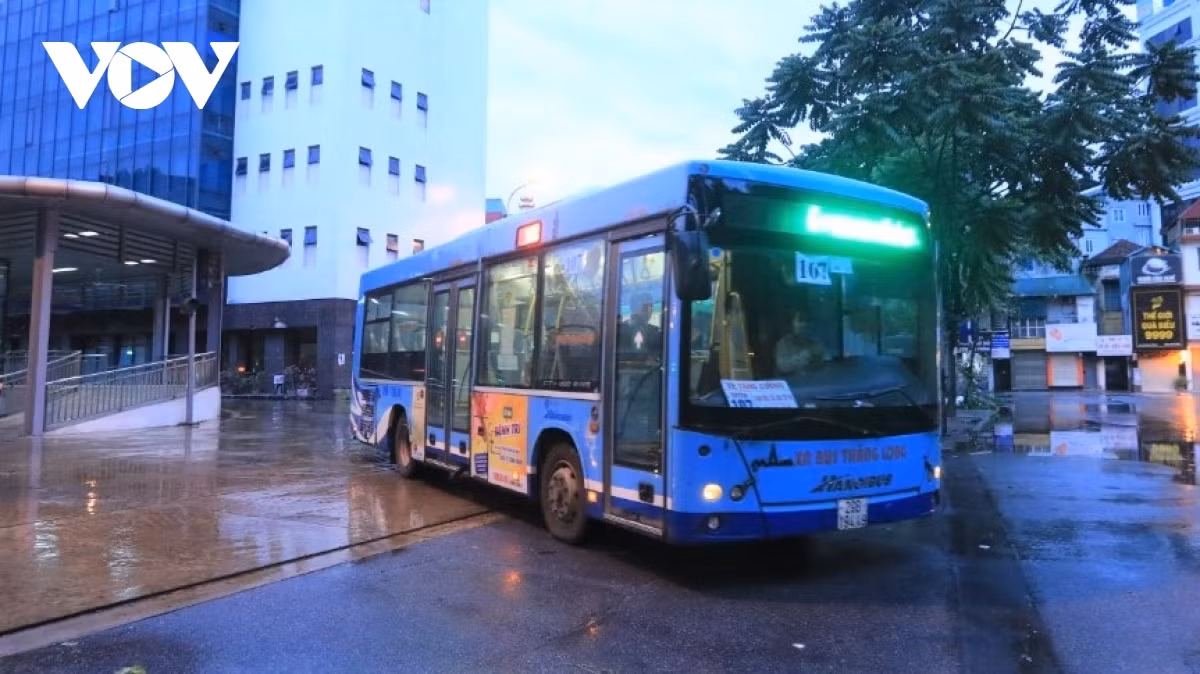 Bus routes throughout the capital are allowed to operate at 50% of their maximum capacity from October 14. However, inter-provincial bus lines will have to follow instructions issued by the Ministry of Transport.