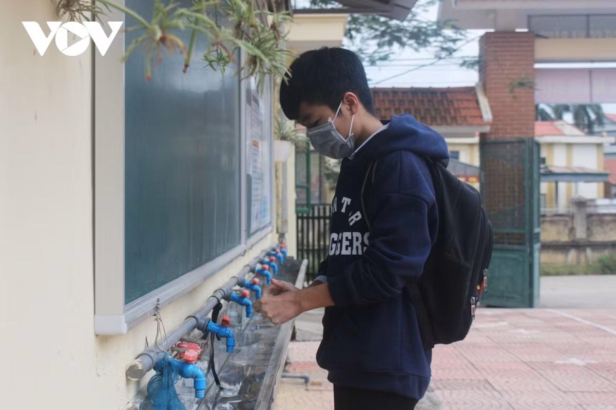 Hanoi schools reopen to ninth graders across 17 suburban districts ảnh 7 It is vitally important to wash hands before entering classrooms in order to prevent the potential spread of the COVID-19 pandemic.