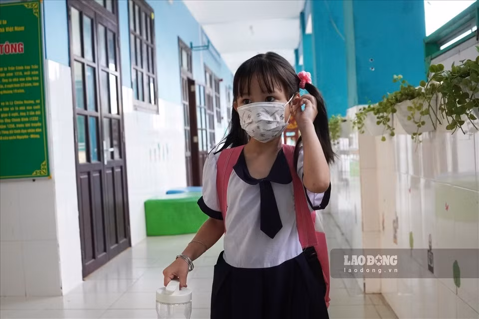 First HCM City school reopens the door to pupils as COVID-19 under control ảnh 7 The Ho Chi Minh City administration has requested Can Gio district to closely follow the Health Ministry’s COVID-19 prevention and control measures, and stay ready if any positive COVID-19 cases are detected.