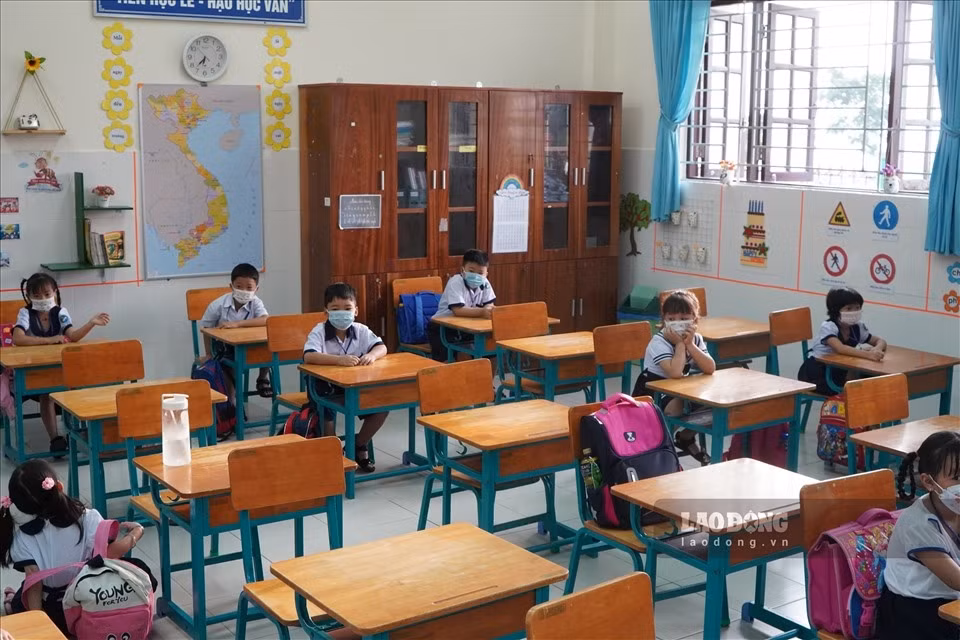 First HCM City school reopens the door to pupils as COVID-19 under control ảnh 9 They are required to maintain a safe distance and wear face masks whilst staying in the classroom.