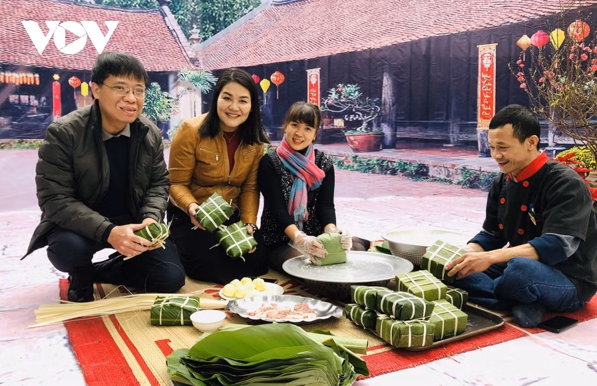 Tet space from bygone era recreated in Hanoi capital ảnh 7 Making Chung cakes proves to be a great experience.