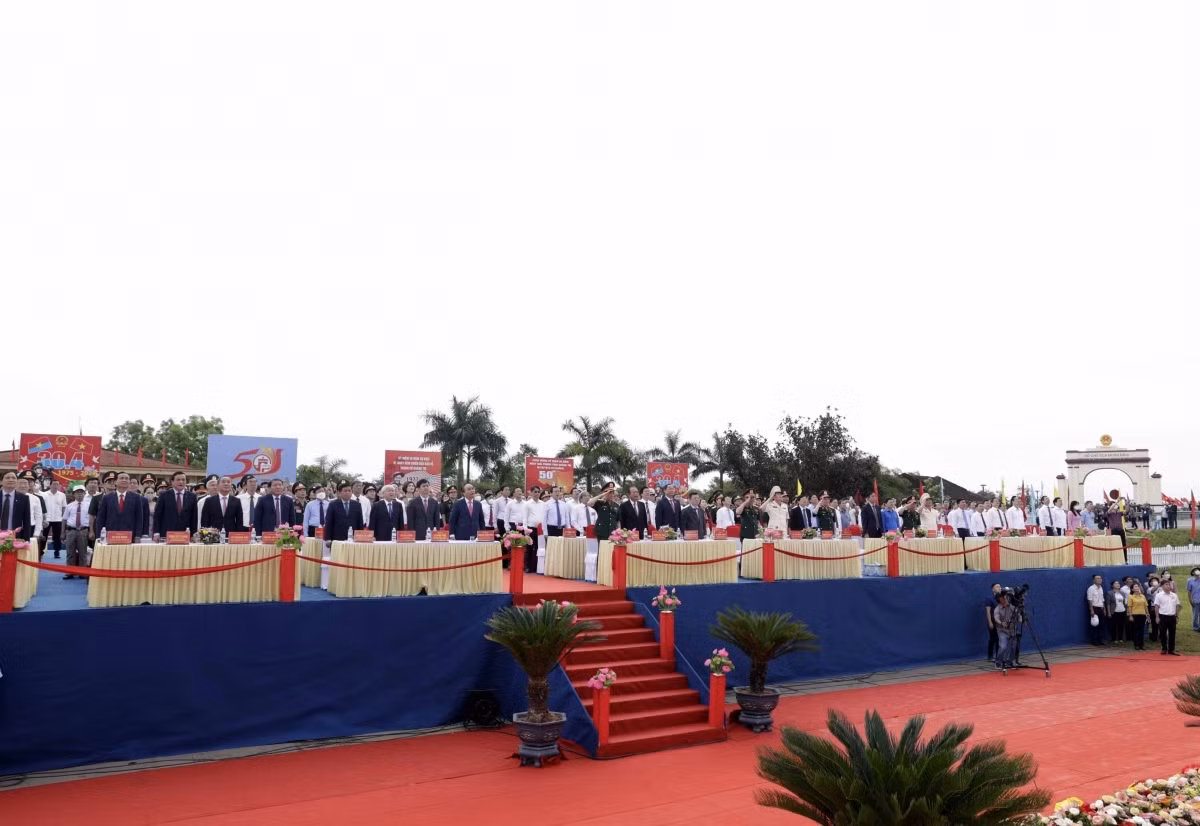 President Phuc joins other delegates to observe a minute's silence in order to commemorate late President Ho Chi Minh and to pay tribute to national heroes and war martyrs.