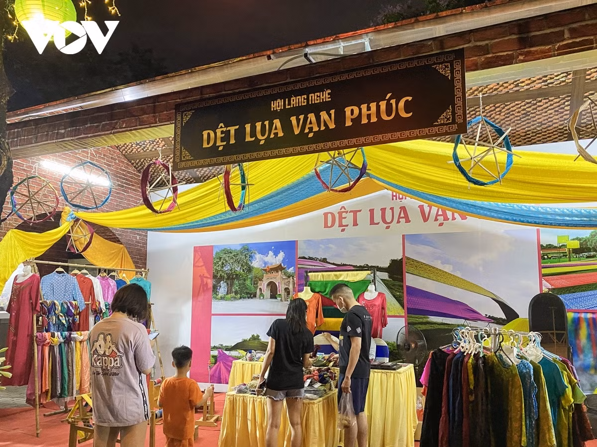 Hanoi Cuisine and Craft Village Tourism Festival celebrates SEA Games 31 ảnh 5 Products from local craft villages, including Van Phuc silk and Bat Trang ceramics, are put on display during the festival.