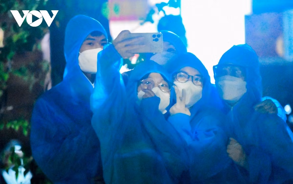 Volunteers share their happiness among each other following the removal of lockdown in Thanh Xuan Trung ward’s COVID-19 hotspot.
