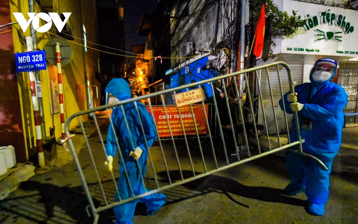 Residents returning from their isolated dormitories at FPT University will be self-quarantine at home for 14 days for F0 cases, with this being reduced to seven days for F1 cases.
