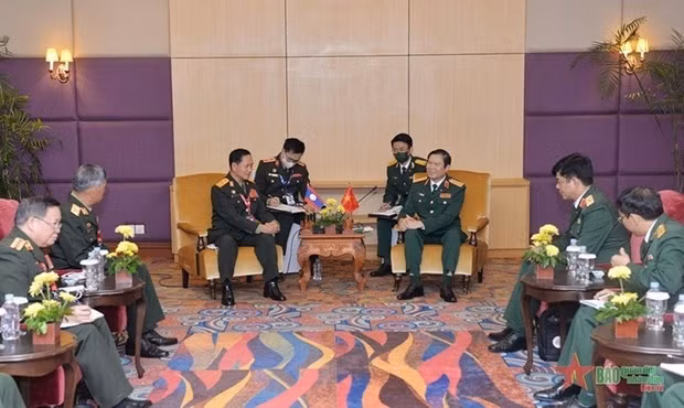 Vietnamese and Lao officers at the meeting &nbsp;(Photo:&nbsp;qdnd.vn)
