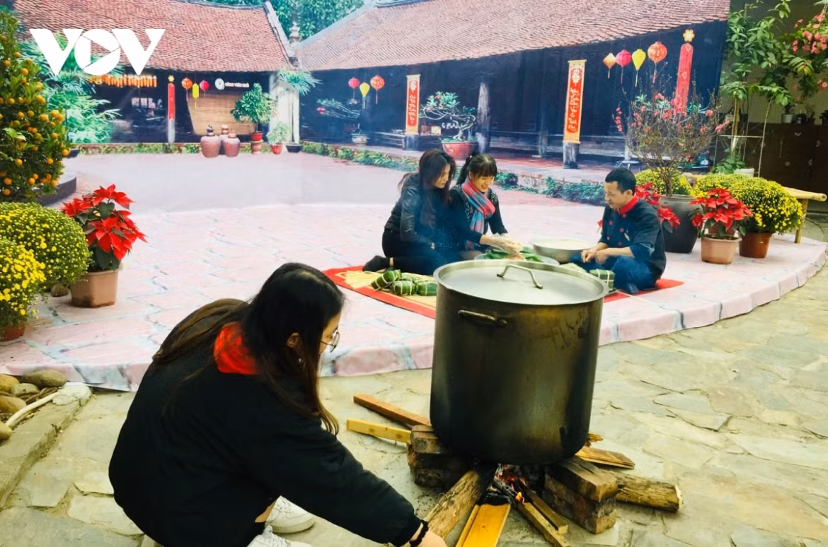 Tet space from bygone era recreated in Hanoi capital ảnh 10 Some young people are curious about how to make the Chung cake.