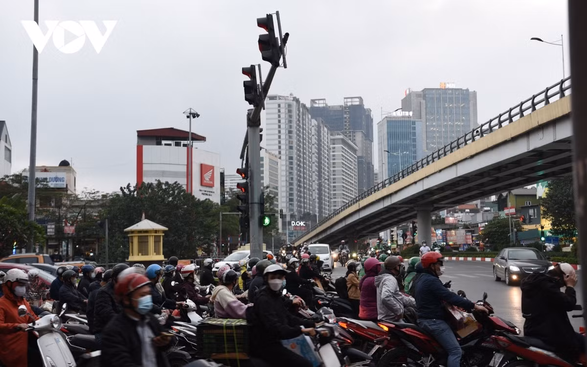 Crowds wait for a green light at the Lang Ha-Le Van Luong intersection.