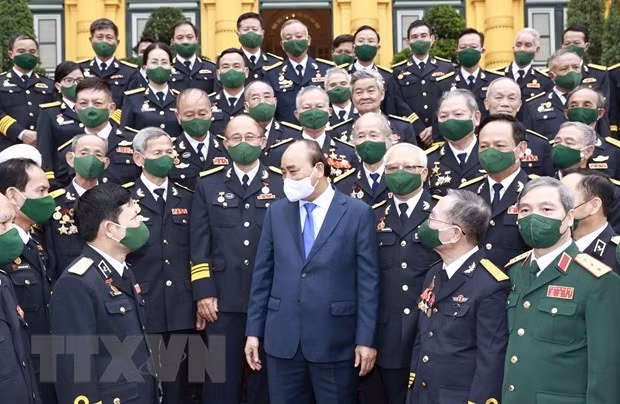 President Nguyen Xuan Phuc and the delegates at the meeting.