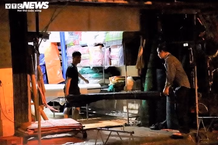 Flooding turns life upside down for residents in central Vietnam ảnh 10 Residents in Quang Binh province are quick to move their valuable property to a higher ground at night due to fears relating to floodwaters.