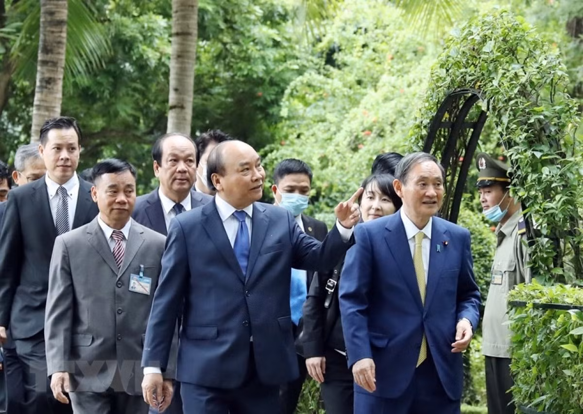 Japanese Prime Minister visits President Ho Chi Minh relic site ảnh 6