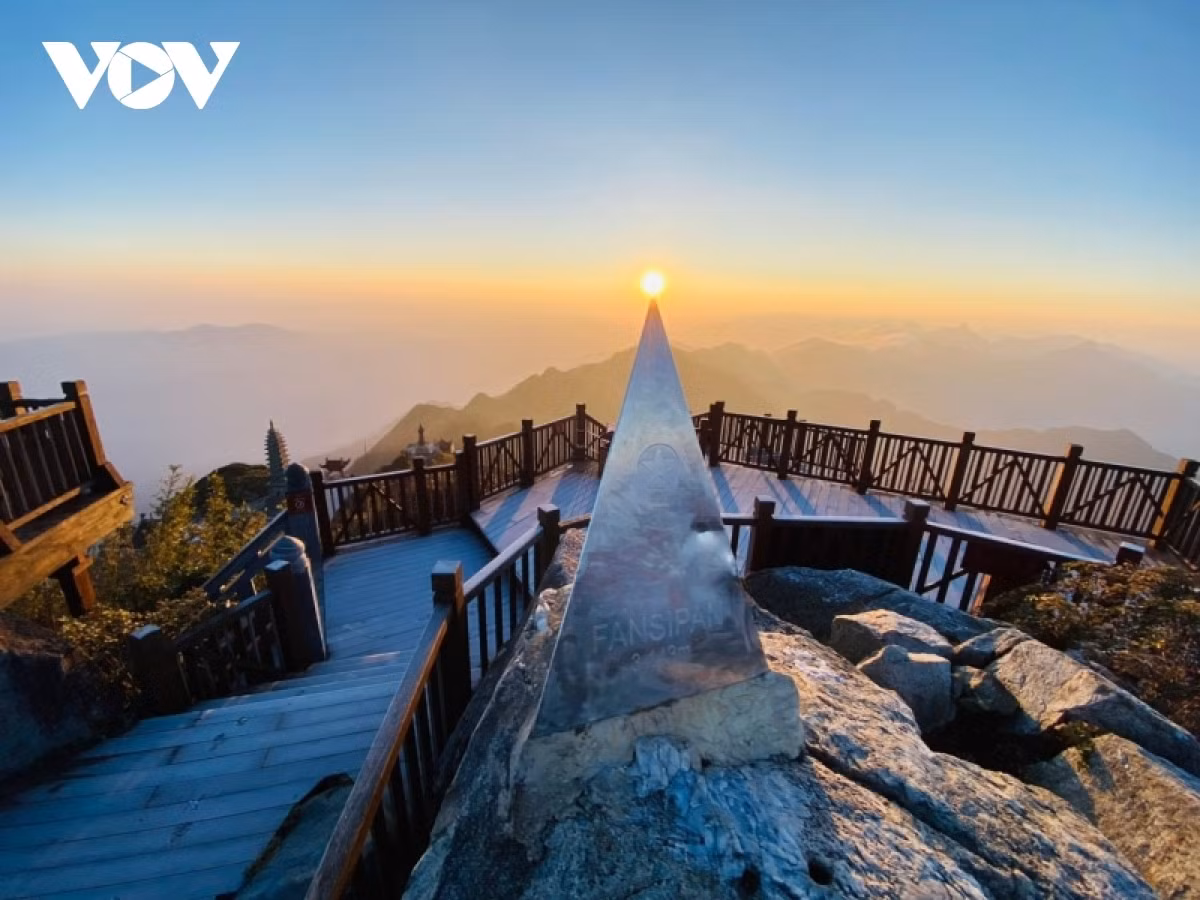 According to Lao Cai Province Hydro-Meteorological Station, the recent cold spell has been caused by high-level radiation occurring in the daytime, coupled with a huge drop in temperature at night, thereby leading to the formation of the hoar frost.