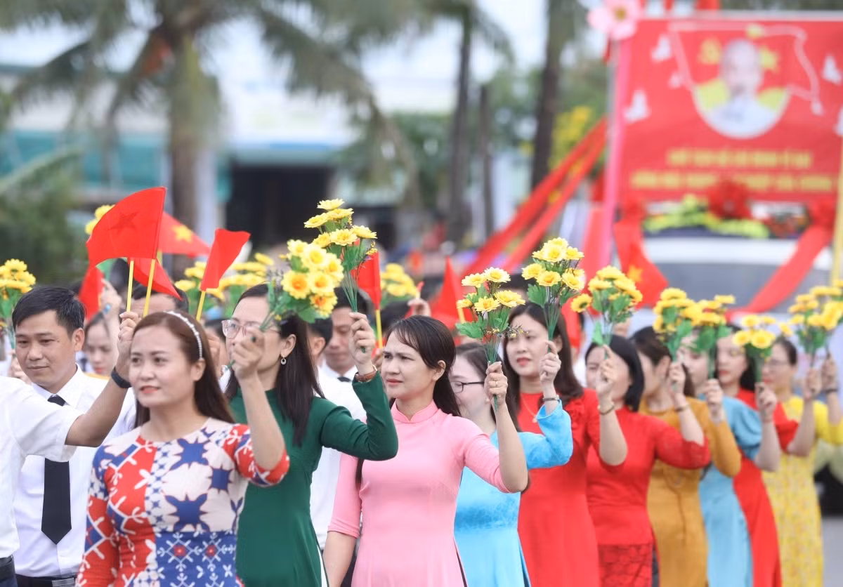 Flag-raising ceremony marks National Reunification Day ảnh 12
