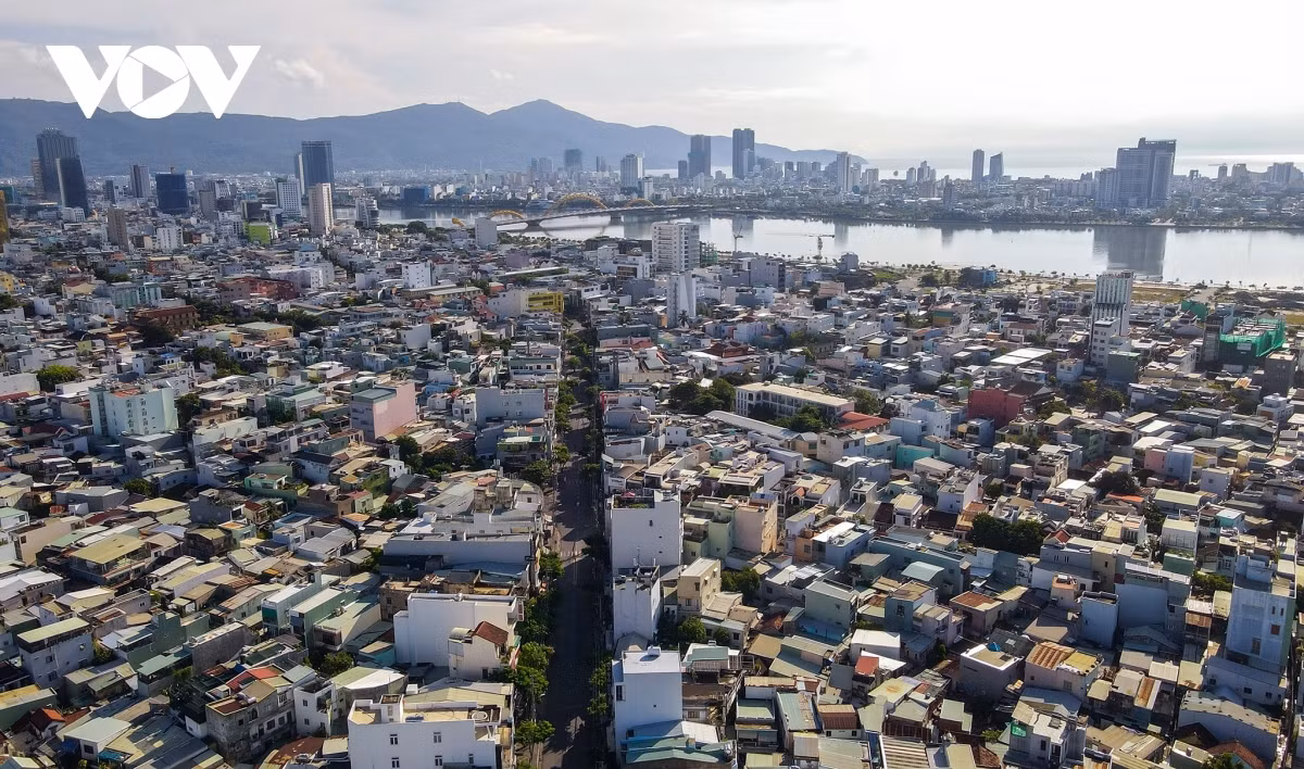 Da Nang pilots to use drones to monitor people to “stay where they are” ảnh 6 The high population density in small alleys is one of the main reasons behind the increase in daily infection cases.