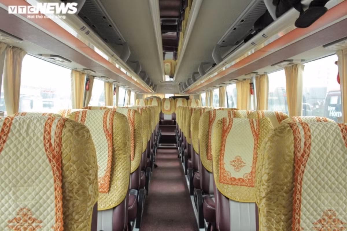 Hanoi bus stations fall quiet as Tet draws very near ảnh 5 No passengers can be seen on the bus running the Hanoi-Hai Phong route 10 minutes before departure.