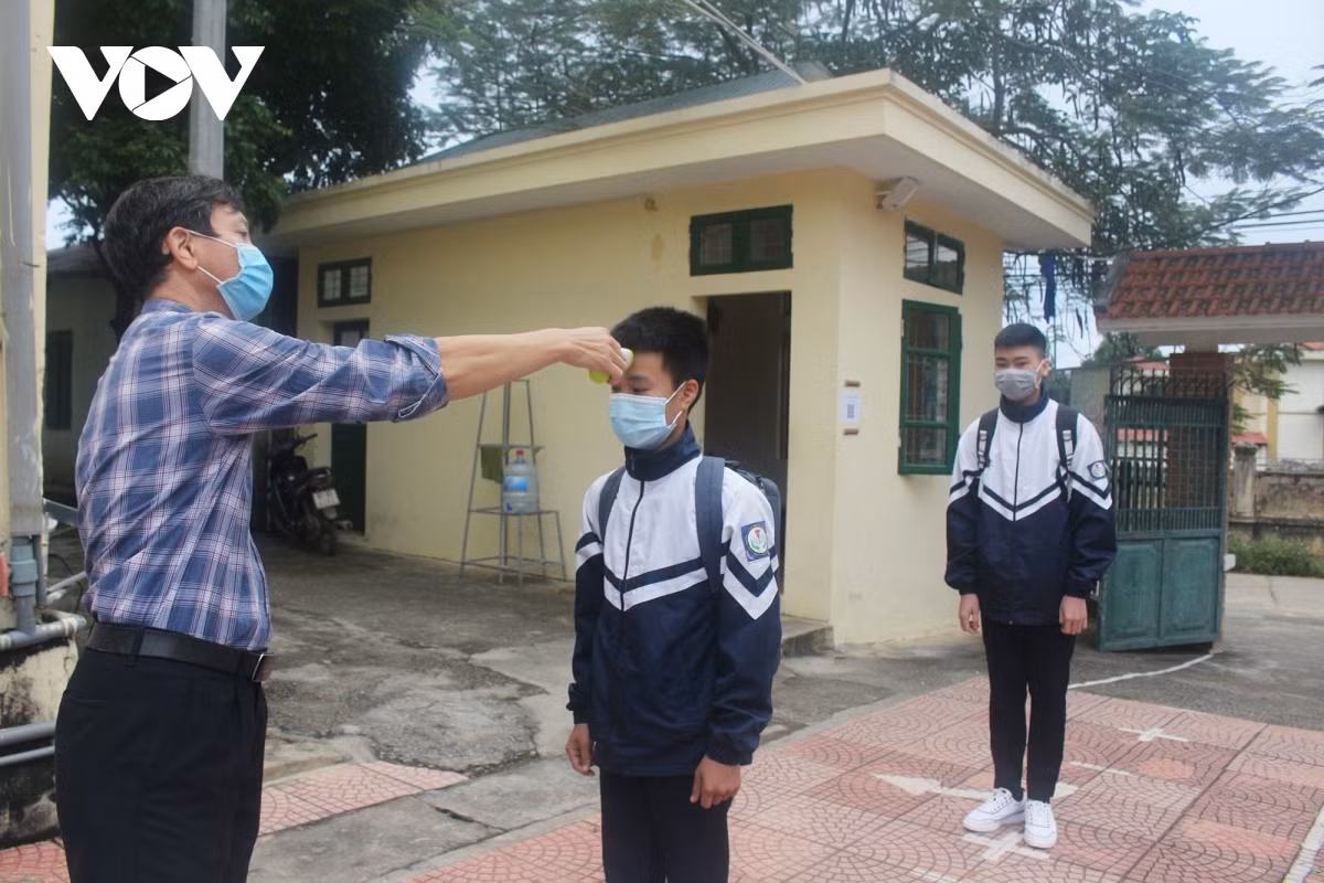Hanoi schools reopen to ninth graders across 17 suburban districts ảnh 4 The school welcomes back a total of 157 ninth graders on November 22.