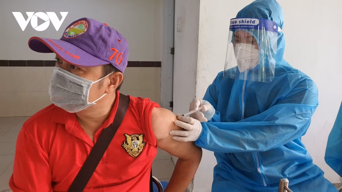 Vietnam is speeding up COVID-19 vaccination to better protect people from virus infection.