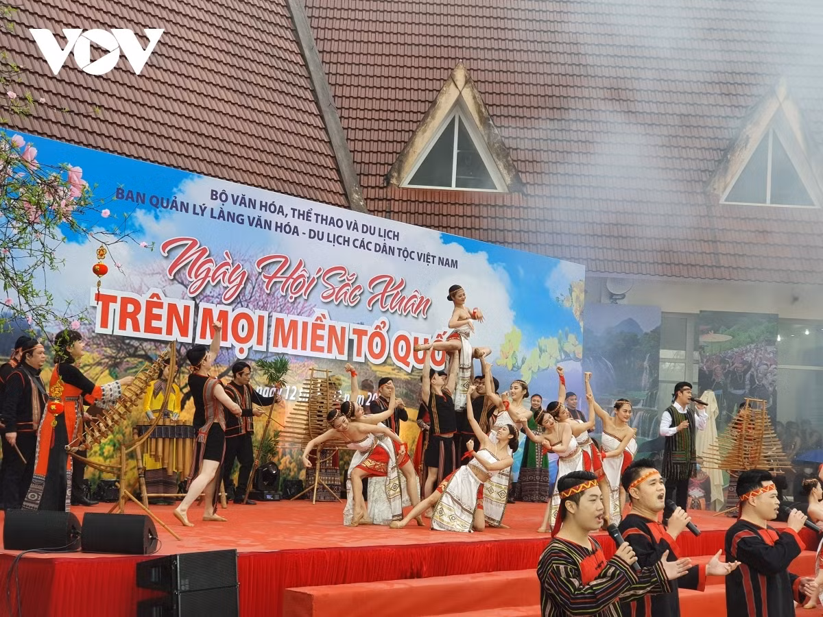 State President attends spring festival of ethnic groups nationwide ảnh 7 Ethnic people hold art performances during the event.
