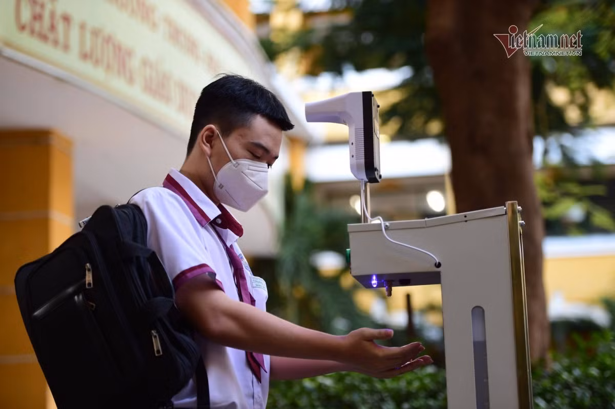 HCM City high schools reopen after half a year of closure due to COVID-19 ảnh 5 They are also required to undergo body temperature checks and sanitise their hands with antiseptic substances at the school gates.