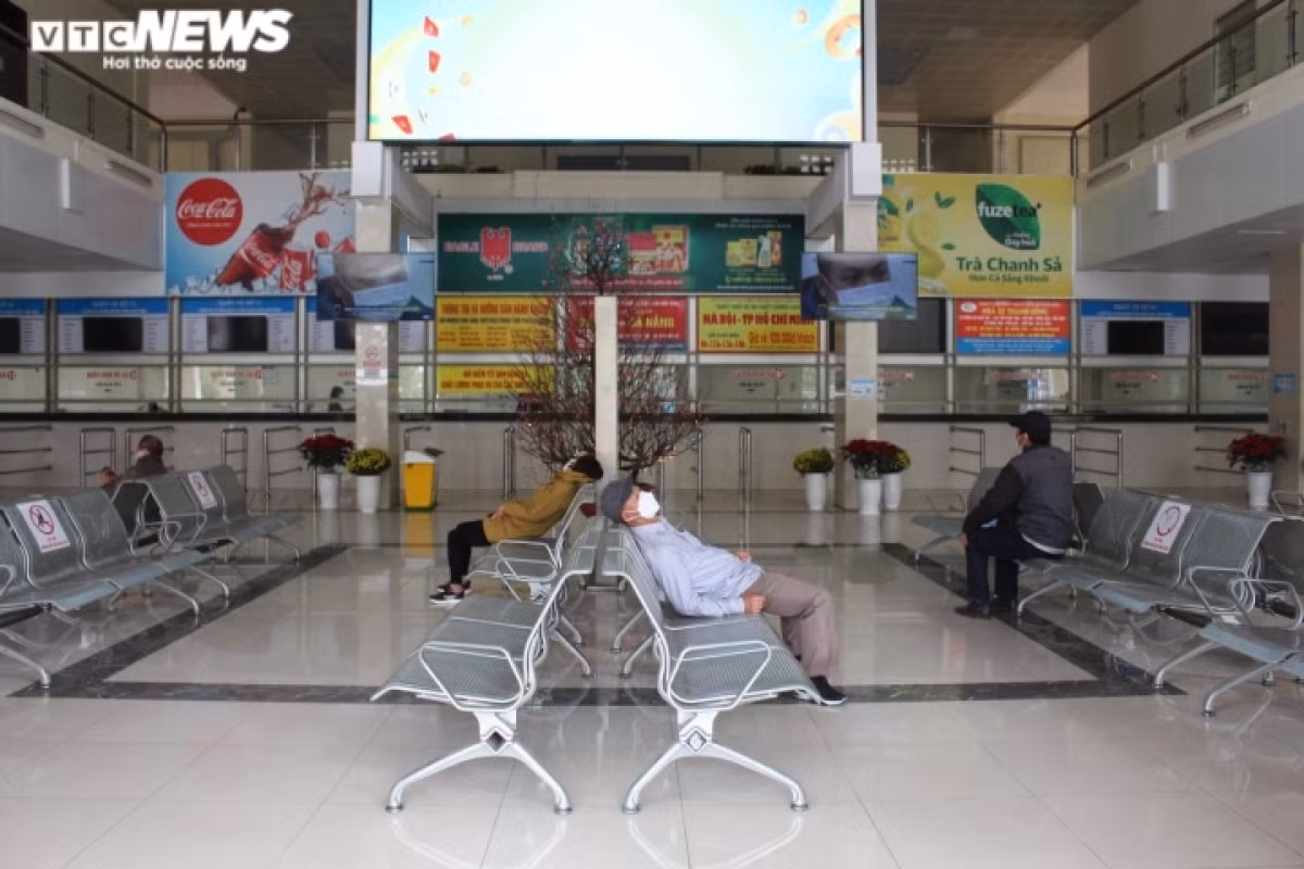 Hanoi bus stations fall quiet as Tet draws very near ảnh 7 Few passengers wait for buses at Giap Bat station.