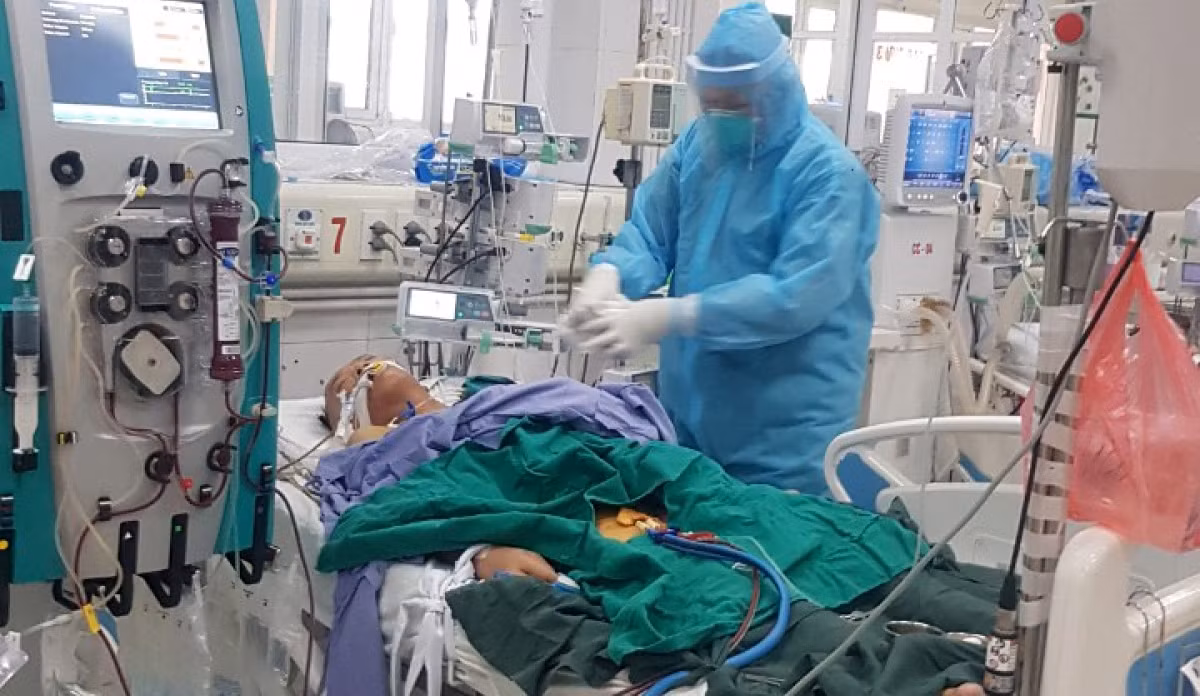 Taking care of a critically ill COVID-19 patient at the Central Hospital for Tropical Diseases in Hanoi.