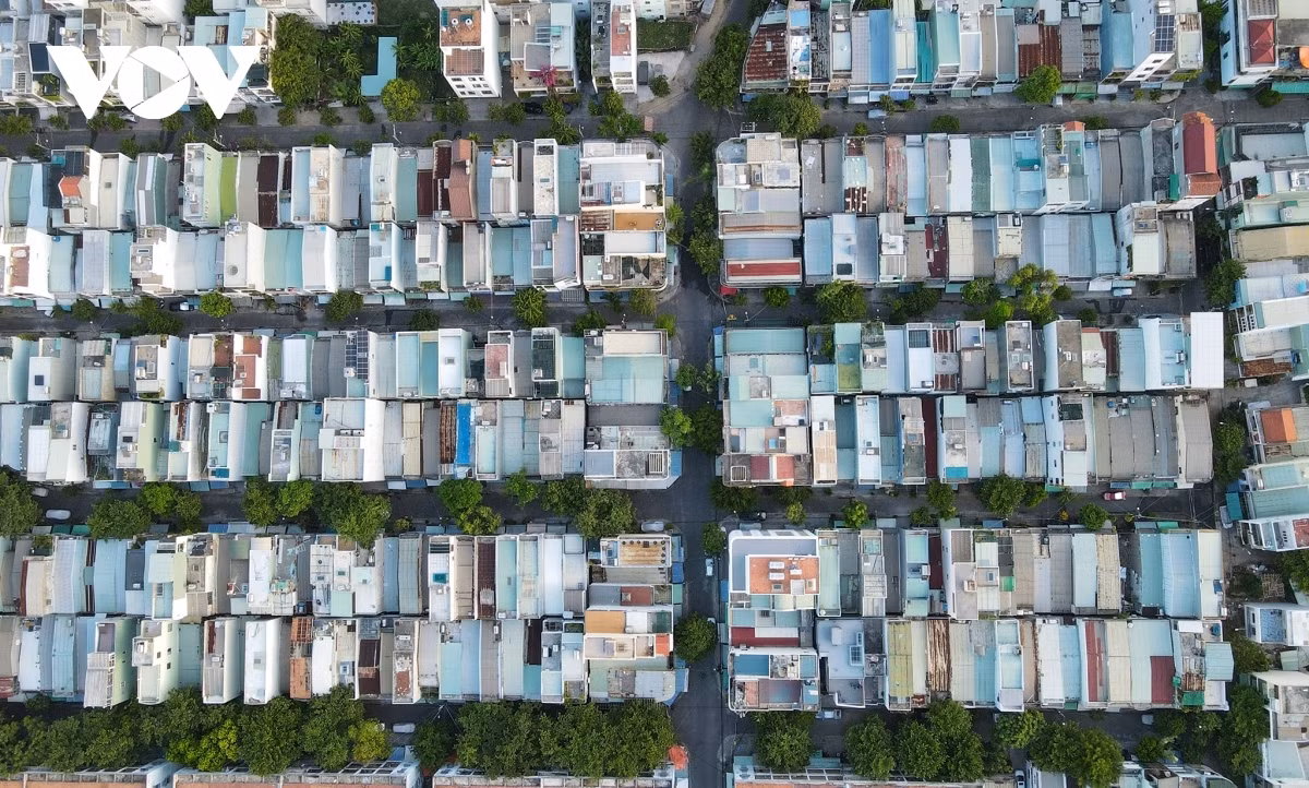 Da Nang pilots to use drones to monitor people to “stay where they are” ảnh 16 A residential area on Cao Xuan Duc street in Hai Chau district is recorded through a drone on August 29.