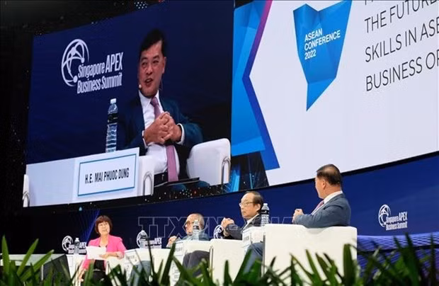 Foreign investors interested in Vietnam's future workforce ảnh 1 Vietnamese Ambassador to Singapore Mai Phuoc Dung speaks at the debate on March 23.