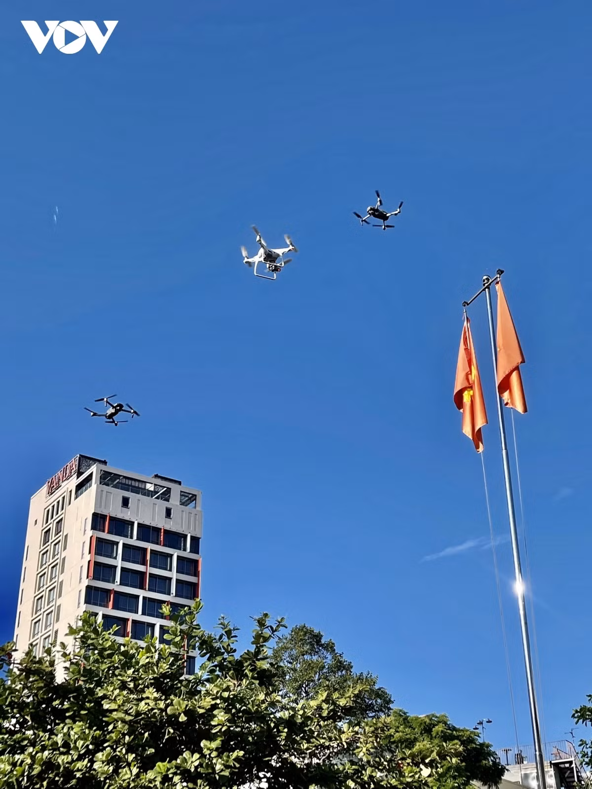 Da Nang pilots to use drones to monitor people to “stay where they are” ảnh 5 On August 29 the number of positive COVID-19 cases in small alleys is 56 of total 106 cases, accounting for 52% of new infection cases each day.