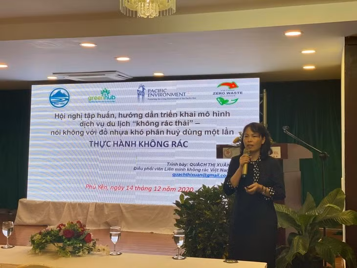 Quach Thi Xuan, VZWA coordinator, introduces the zero waster model in Phu Yen province, December, 2020. (Photo: tapchimoitruong.vn)