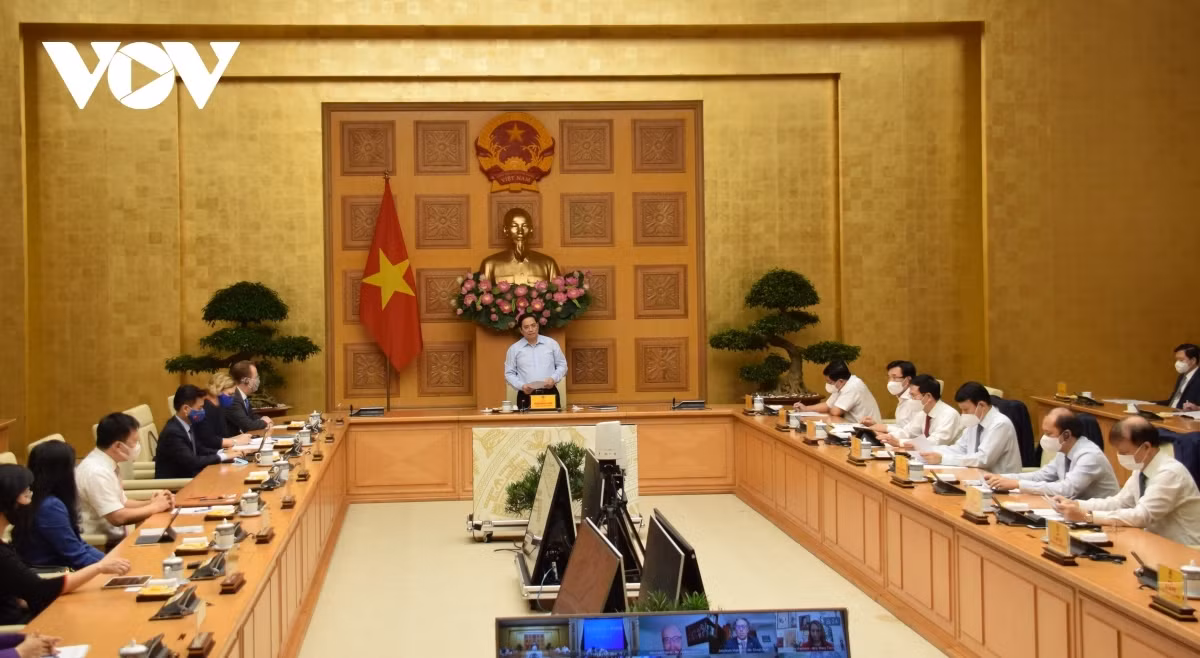 Vietnam expects US’s continued support for COVID-19 fight ảnh 1 At the meeting with Christopher Klein, Chargé d'Affaires of the US Embassy in Hanoi and several US business representatives and investors.