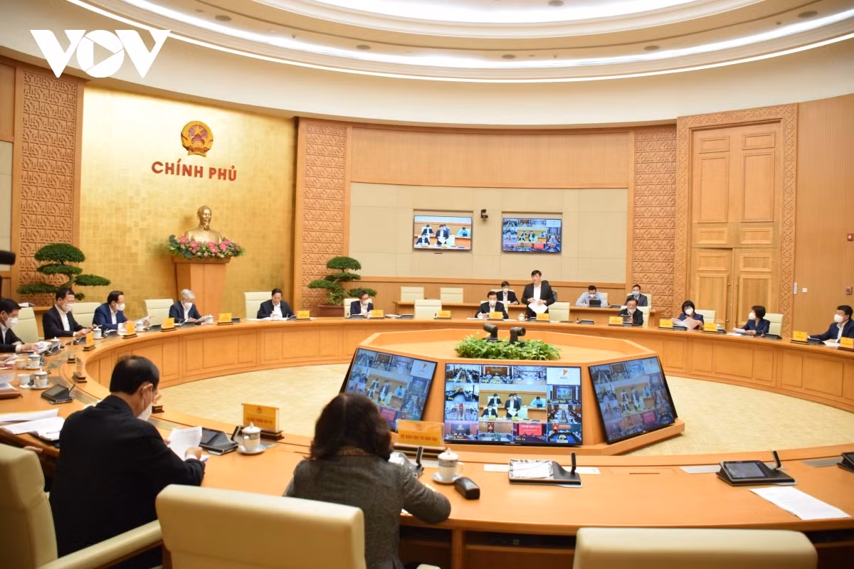 People aged 18 and older must receive two full jabs of COVID vaccines by late Dec: PM says ảnh 2