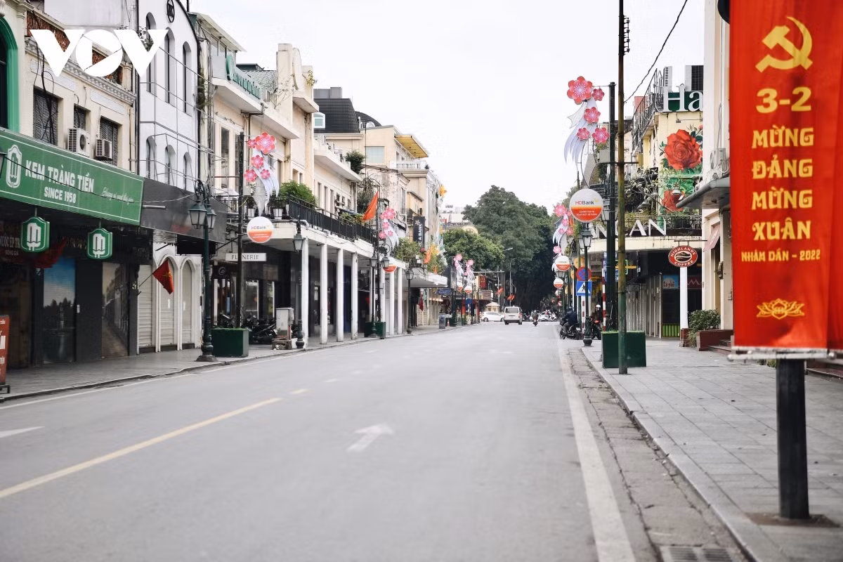 Peaceful and tranquil Hanoi on first day of Lunar New Year ảnh 7 A view of Trang Tien street on the first day of the Year of the Tiger.