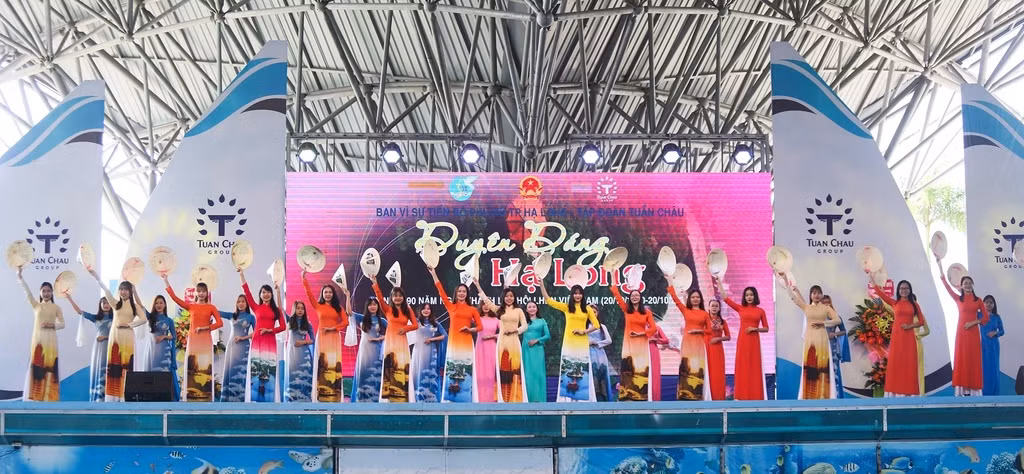 Many famous sightseeing spots in Ha Long city are featured through various Ao Dai, serving to introduce images of both a friendly and safe destination to visiting tourists.