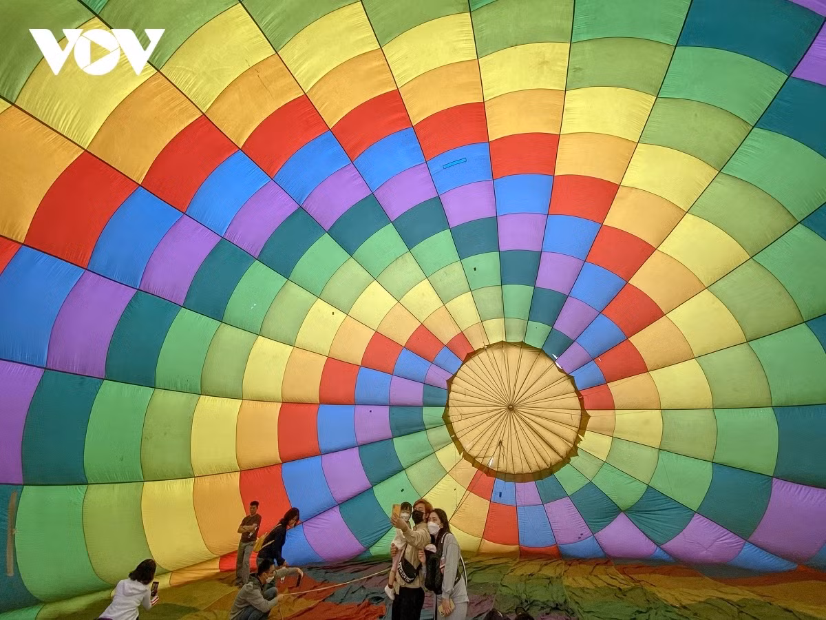 Visitors can also experience&nbsp;the inside of a&nbsp;hot air balloon. A multi-coloured&nbsp;hot air balloon placed on the ground is inflated to appear a giant house which can welcome visitors.