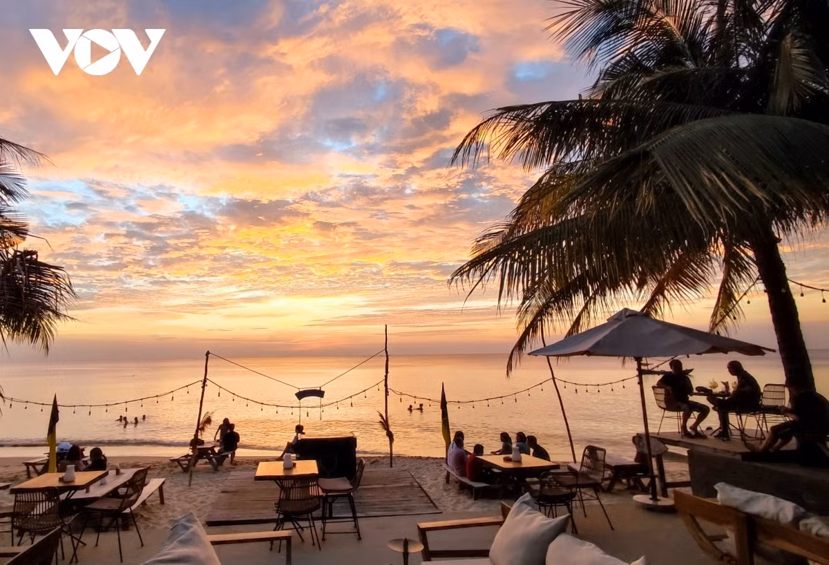 Vietnam among top 20 World’s Best Places to Retire in 2022 ảnh 1 Visitors admire admire sunset in Phu Quoc island