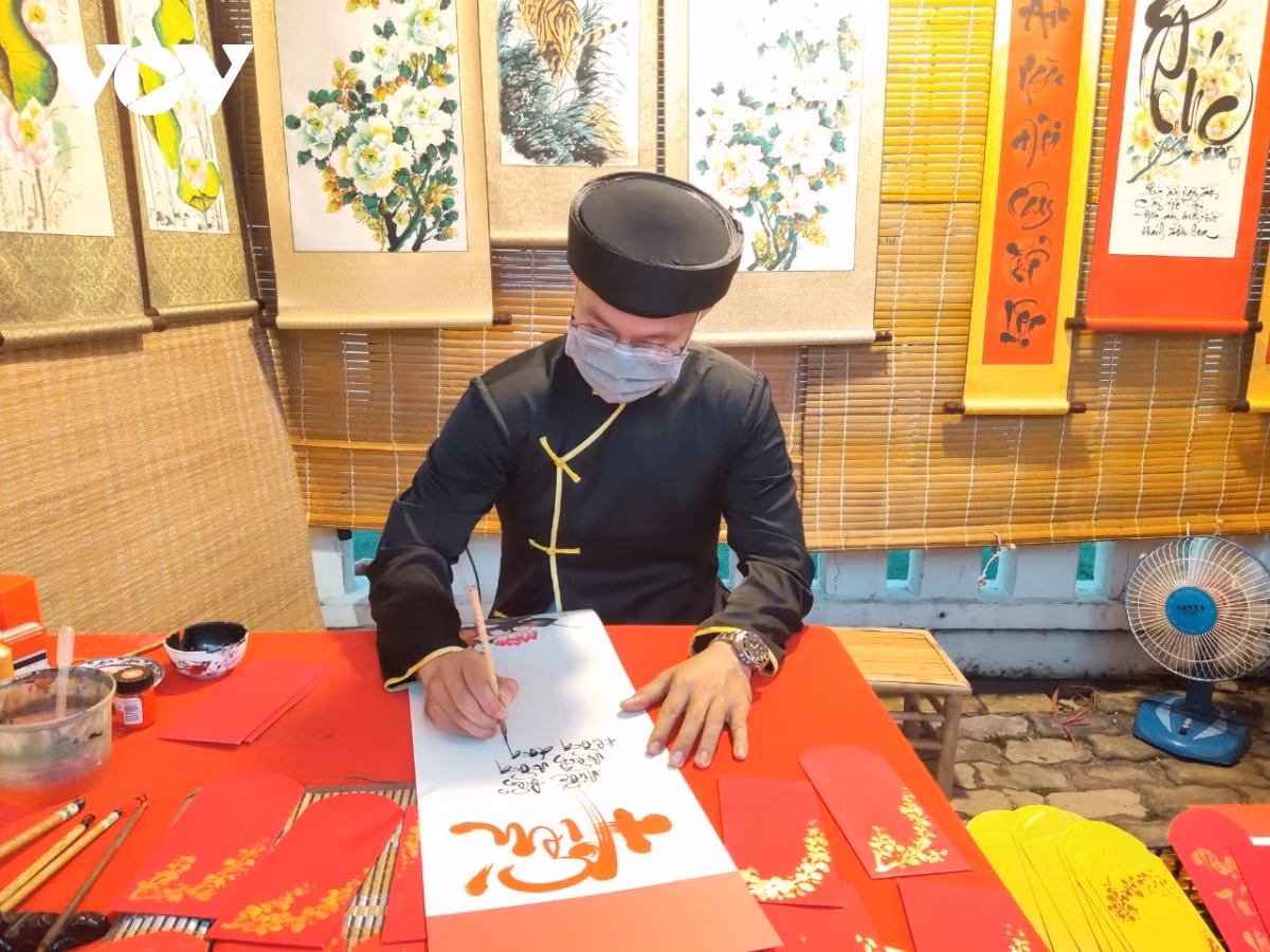 Lunar New Year Festival kicks off in HCM City ảnh 2 A space of Ong Do (scholar) street featuring the art of calligraphy during the Tet holiday in Vietnam.