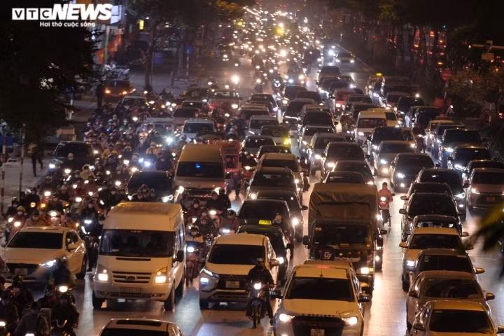 Locals rush back to Hanoi, HCM City after New Year holiday ảnh 4 Vehicles move at a snail’s pace at the Xa Dan-Pham Ngoc Thach intersection.