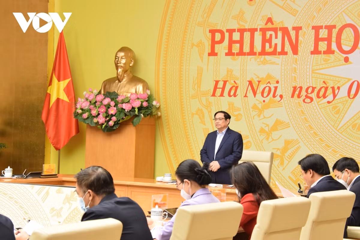 Prime Minister Pham Minh Chinh speaks at the meeting..
