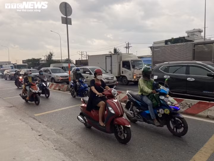Locals rush back to Hanoi, HCM City after New Year holiday ảnh 8 At highway 13 which connects Thu Duc city to Binh Duong province, the number of travelers is more crowded compared to usual, although scenes are not as crowded as in previous years.