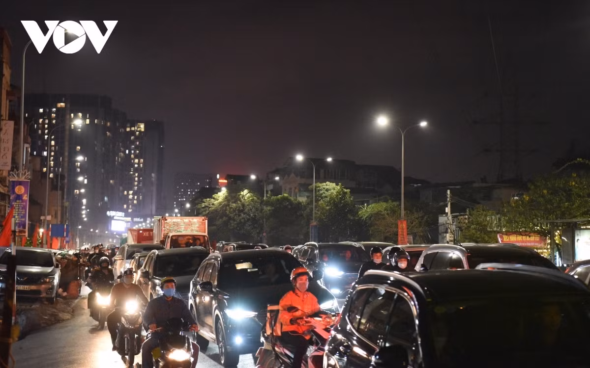 A large number of vehicles cause traffic jams to form on Nguyen Khoai street leading towards Vinh Tuy bridge on the evening of January 27.