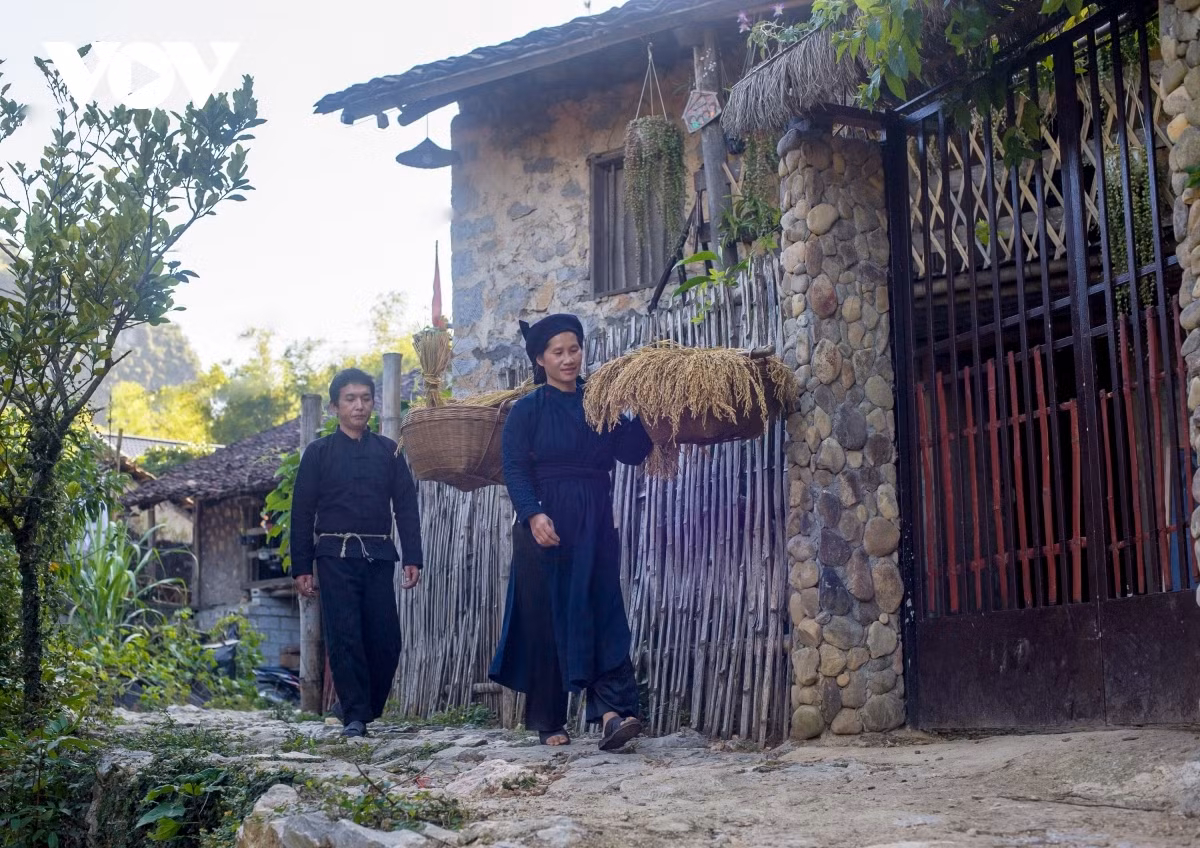 Discover unique Khuoi Ky stone village in Cao Bang ảnh 11 Several local people have rebuild and decorated their houses to become homestays in order to both serve domestic and foreign tourists.