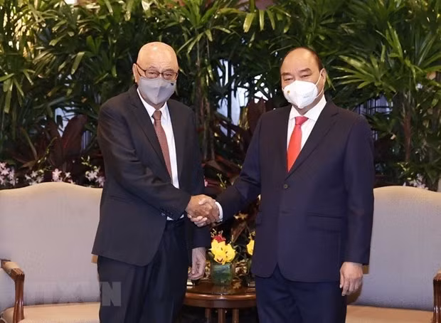 State President Nguyen Xuan Phuc (R) receives Ang Kong Hua, leader of Sembcorp Industries Group.(Photo:VNA)