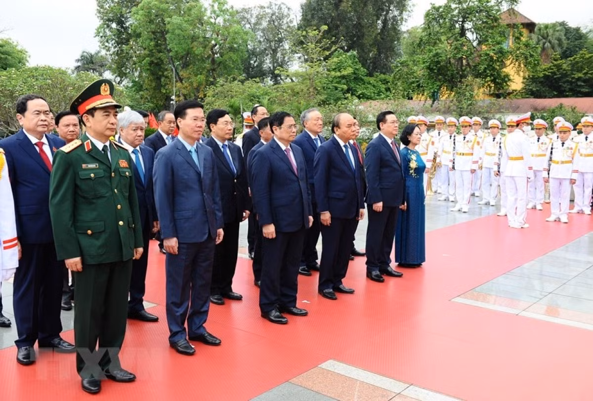 Party and State leaders pay floral tribute to late President Ho Chi Minh ảnh 2 The delegation comprises of State President Nguyen Xuan Phuc, Prime Minister Pham Minh Chinh, along with many other senior Party and State officials.
