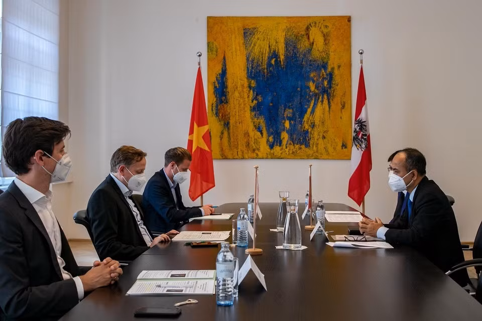 Austria supports EU-Vietnam Investment Protection Agreement ảnh 1 Austrian Deputy Minister for Digital and Economic Affairs Michael Esterl holds a working session with newly accredited Vietnamese ambassador to Austria Nguyen Trung Kien in Vienna on June 30. (Phot: Vietnamese Embassy)