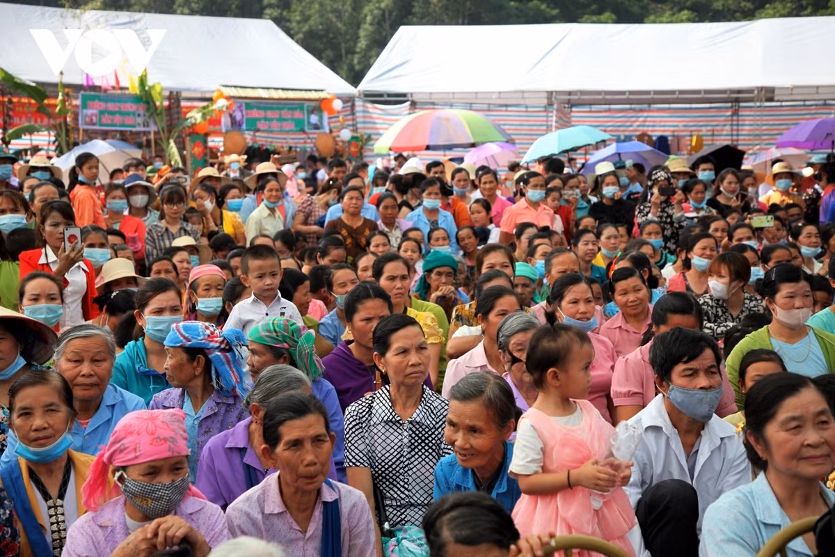 The administration of Phong Tho district in Lai Chau province organises an arts performance in an effort to commemorate the Then Kin Pang festival, with this show drawing many local people and travelers.