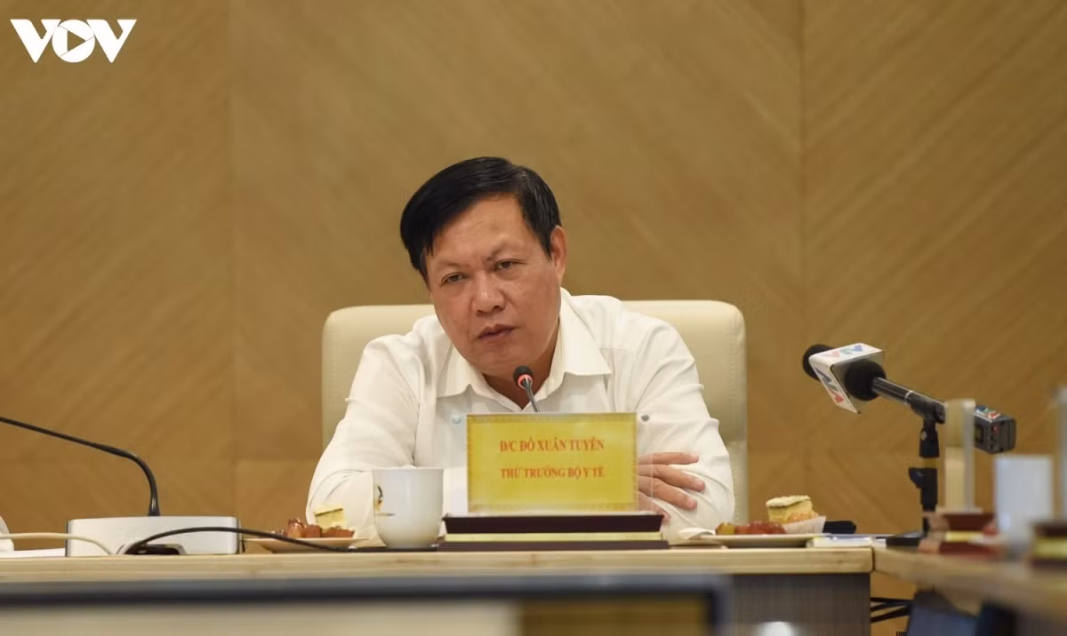 Proper scheme needed for COVID-19 vaccination for children: Health Ministry ảnh 1 Deputy Minister of Health Do Xuan Tuyen addresses the meeting